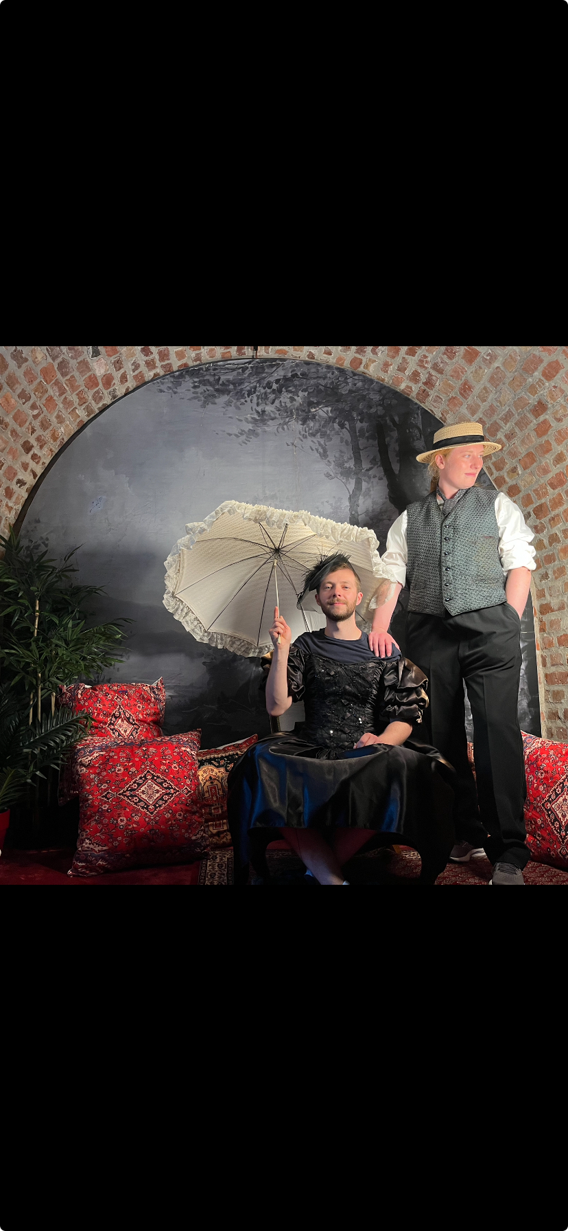 Vi er ikke de som er mest glad i oppmerksomhet, men det å posere foran kamera "på tull" er null stress! Dere kan jo gjette hvem som har fått oss med på dette her. Samme fotograf skal ta bryllupsbildene, så dette kan bli spennende... :) 